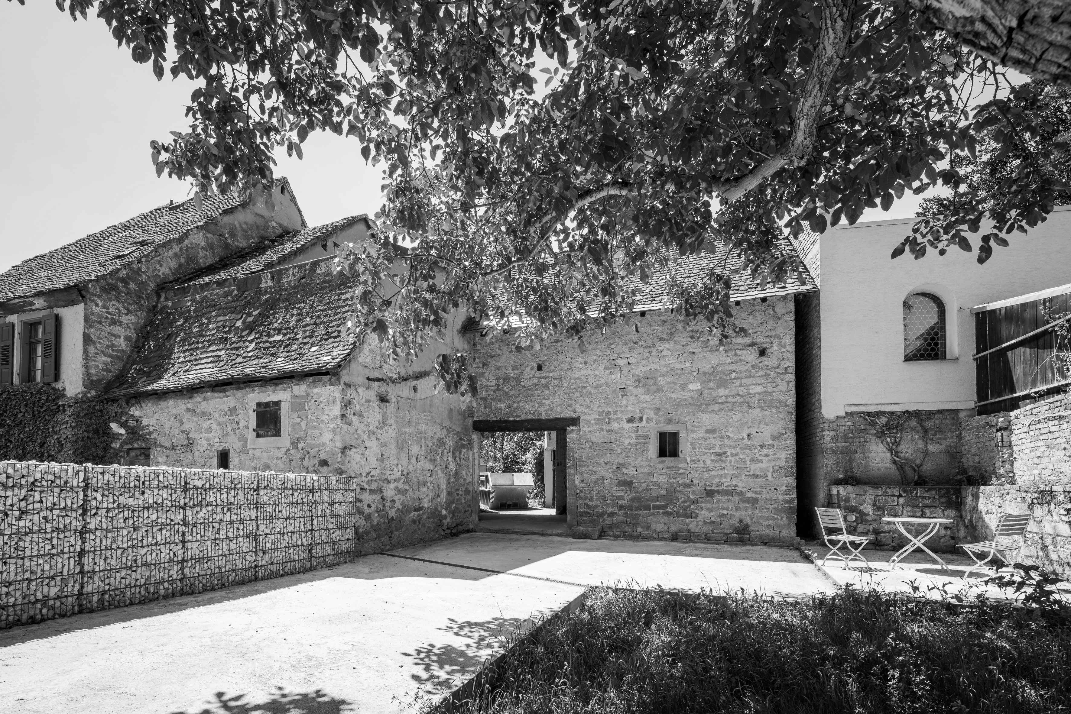 Innenhof des sanierten Bauernhauses